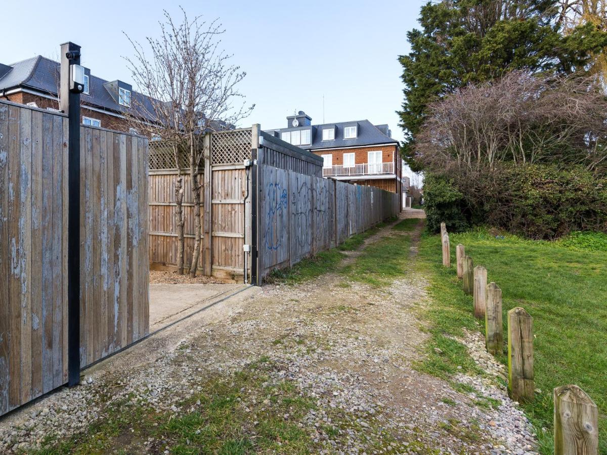 Pass The Keys Whitstable Shepherds Hut Minutes From The Harbour Exterior photo